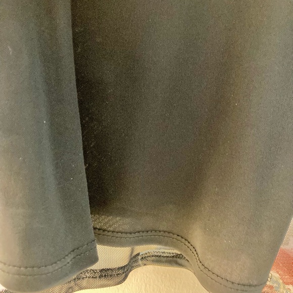 Guess, pretty floral blouse🥰looks great with pants or skirt - Picture 3 of 4